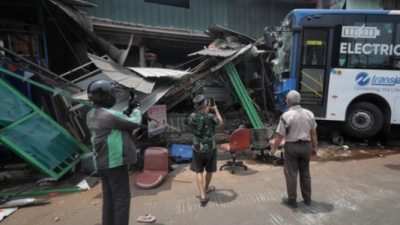 PT Transjakarta Tanggung Biaya Pengobatan Korban Tabrakan Bus di Setiabudi