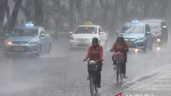 Bawa Payung, waspada hujan ringan hingga petir di mayoritas kota besar